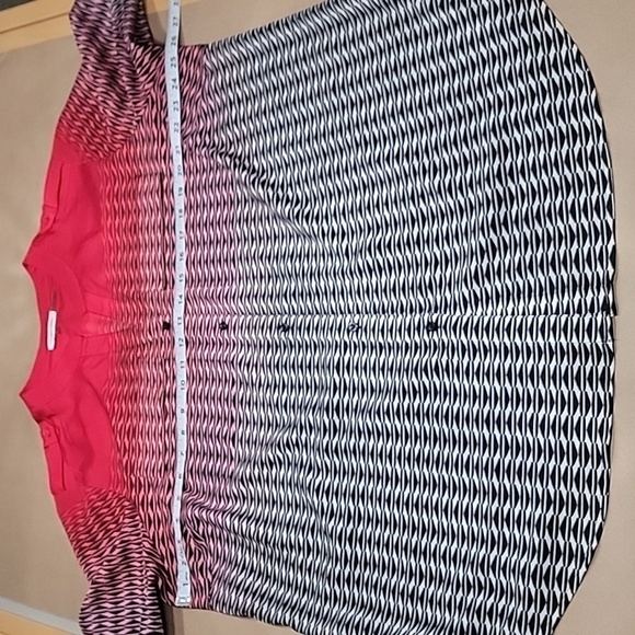 Calvin Klein Size 1X Ombre Red to White with Black Patterned Button Front Blouse - Picture 8 of 13
